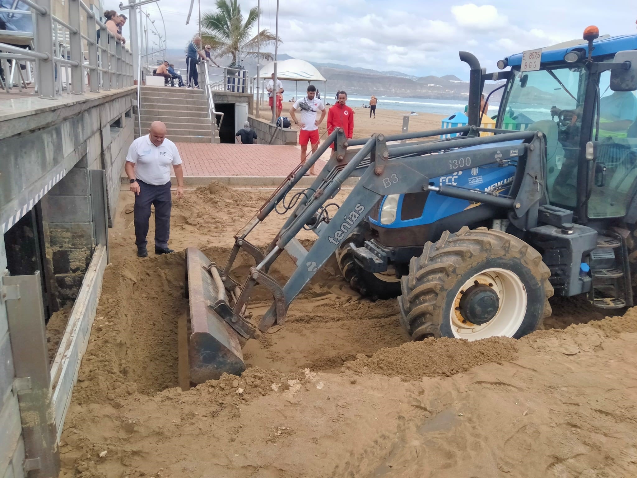 Efectos del oleaje en la sede de Cruz Roja en la playa de Las Canteras