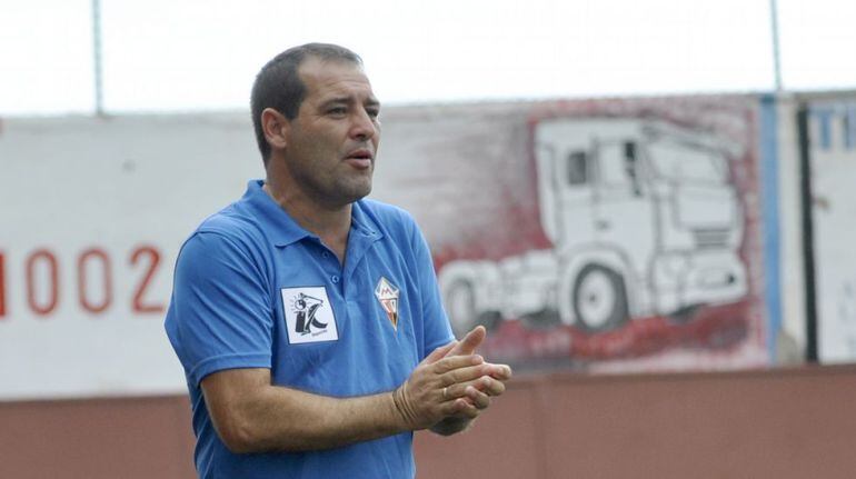 El técnico del CD Mensajero Miguel Cid