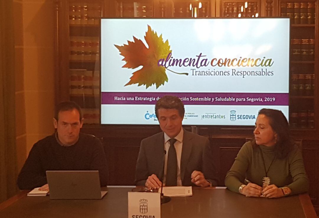 El concejal del Ayuntamiento de Segovia, Andrés Torquemada, junto a representantes de la UVa y la Fundación Entretantos