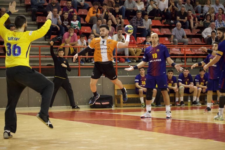 Lance del partido entre BM Torrelavega y Barcelona B