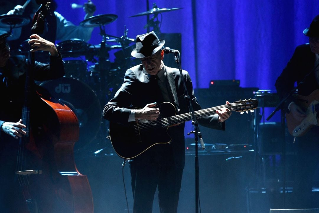 Leonard Cohen durante un concierto en 2008