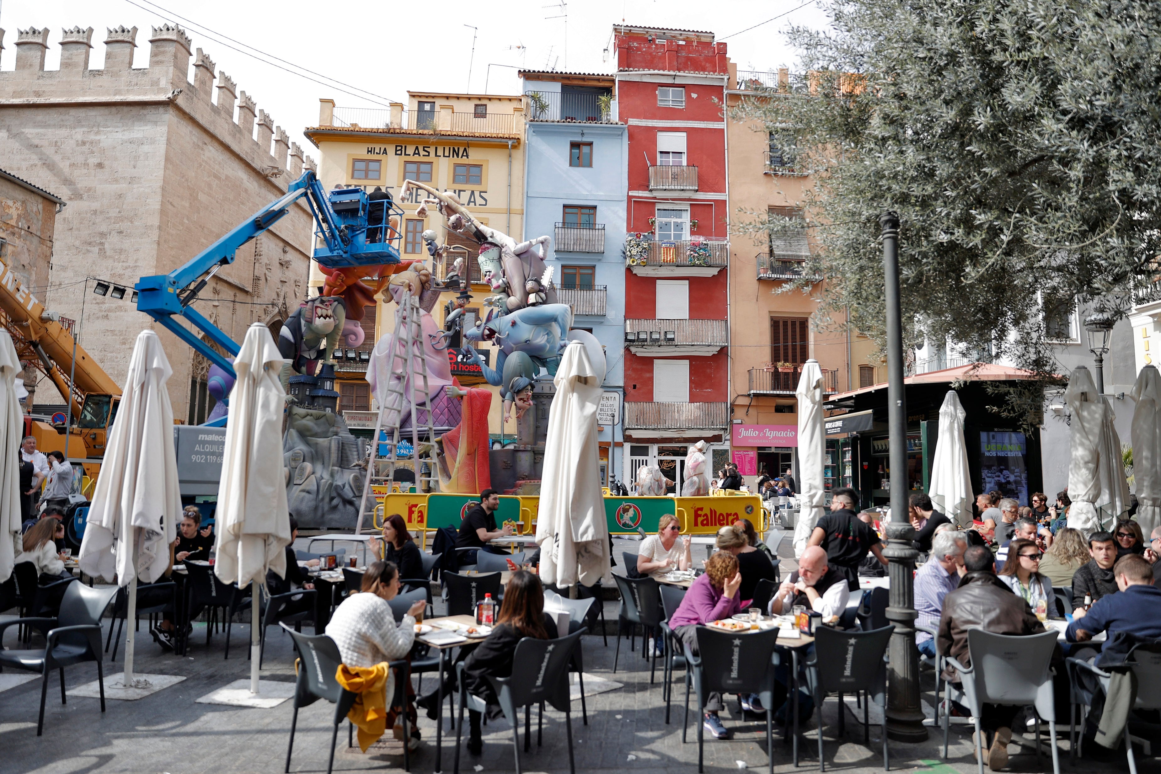 La ciudad de València está ya preparada para afrontar, con la mascarilla obligatoria en aglomeraciones como única sombra del coronavirus, su semana grande de las Fallas, las primeras &quot;normales&quot; desde 2019.