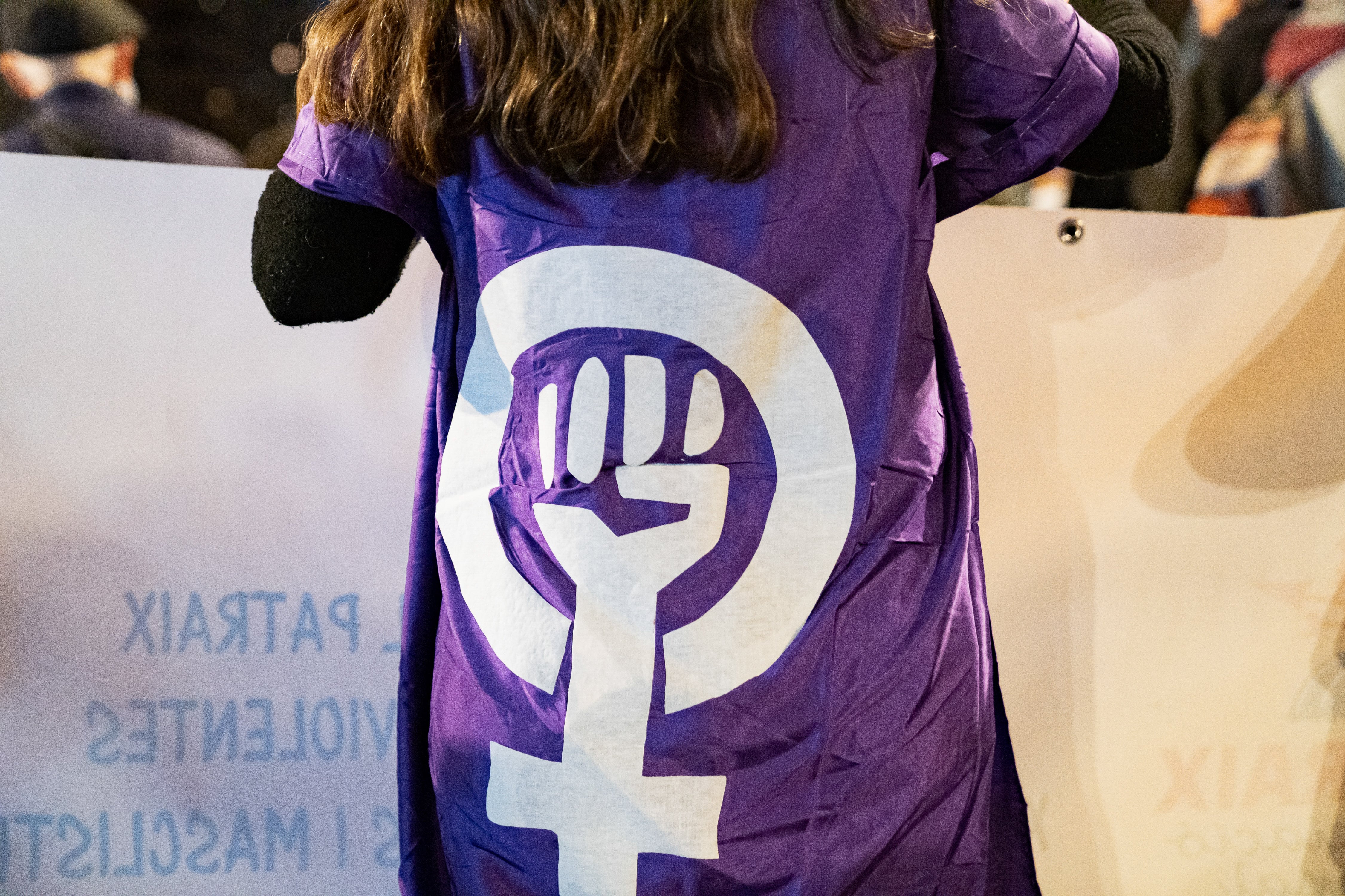 Una mujer llevando una pancarta feminista durante la manifestación del 8M en València de 2023.