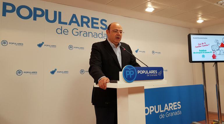 Sebastián Pérez, presidente del PP de Granada, en una rueda de prensa