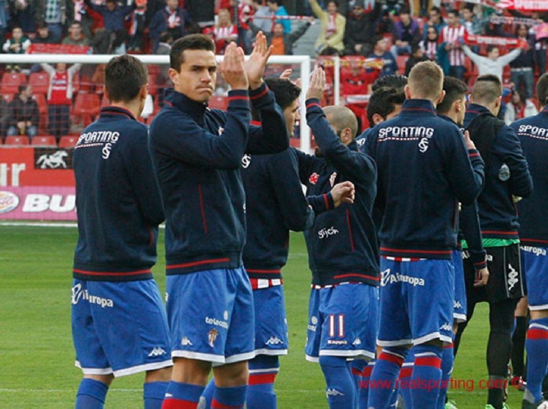 Futbolistas del Sporting saludan desde el terreno de juego antes de un partido de 2014