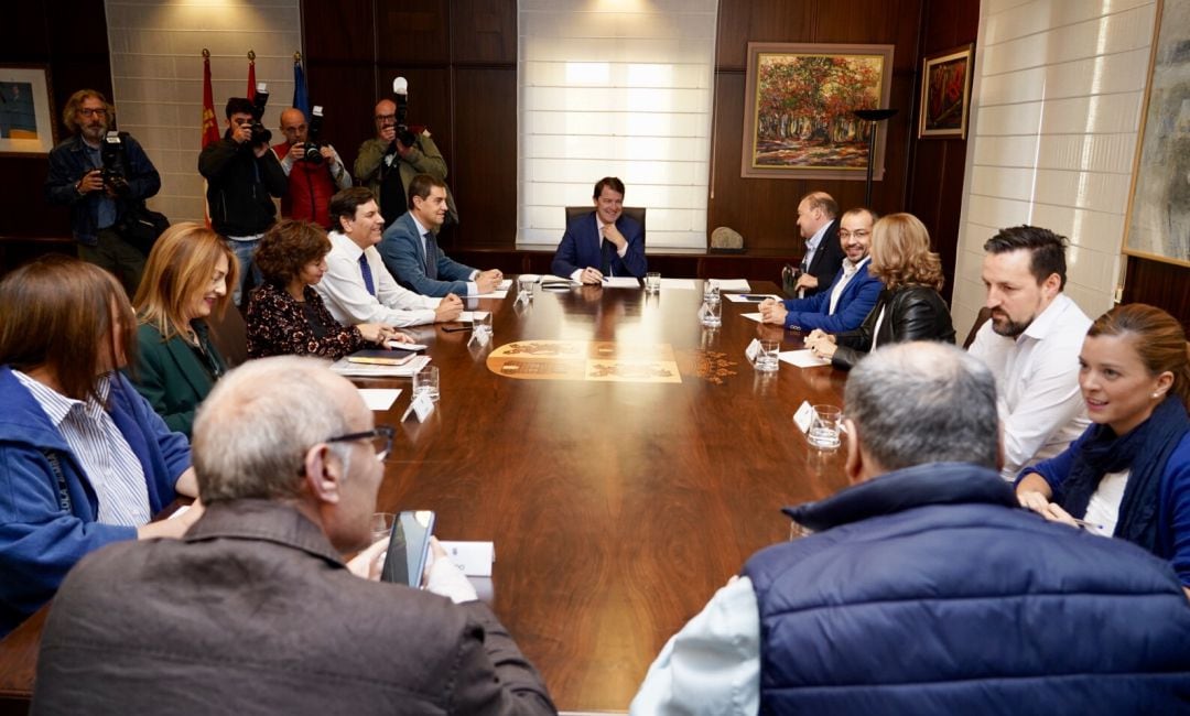 El presidente de la Junta de Castilla y León, Alfonso Fernández Mañueco, se reúne con representantes de las organizaciones sindicales para abordar la aplicación del acuerdo de las 35 horas semanales para los empleados públicos