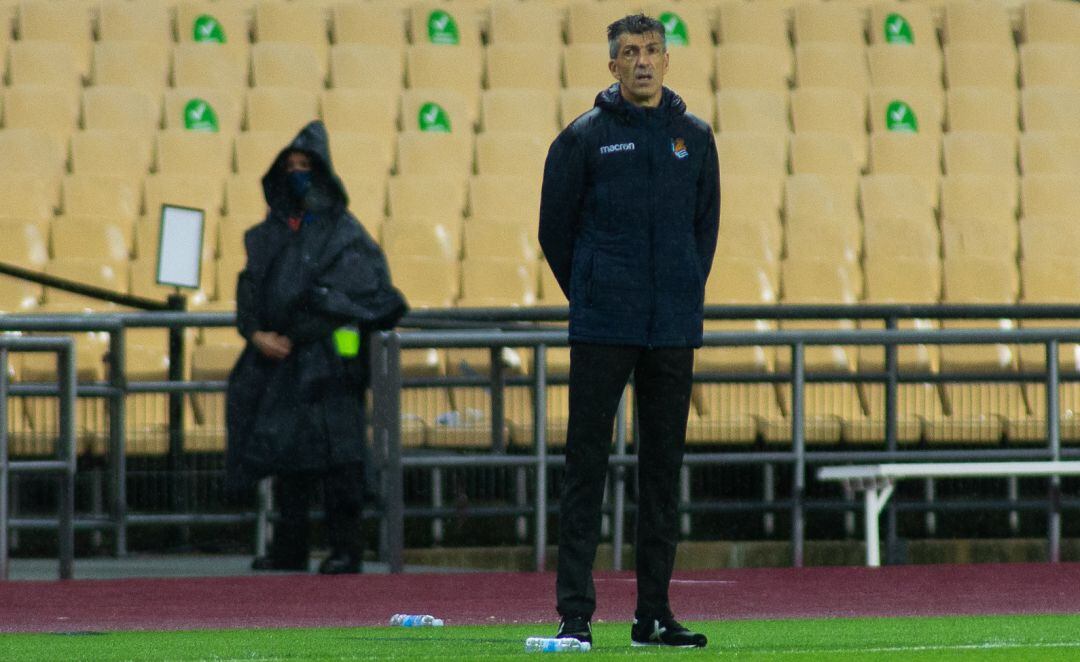 Imanol mira una jugada en un partido de la Real