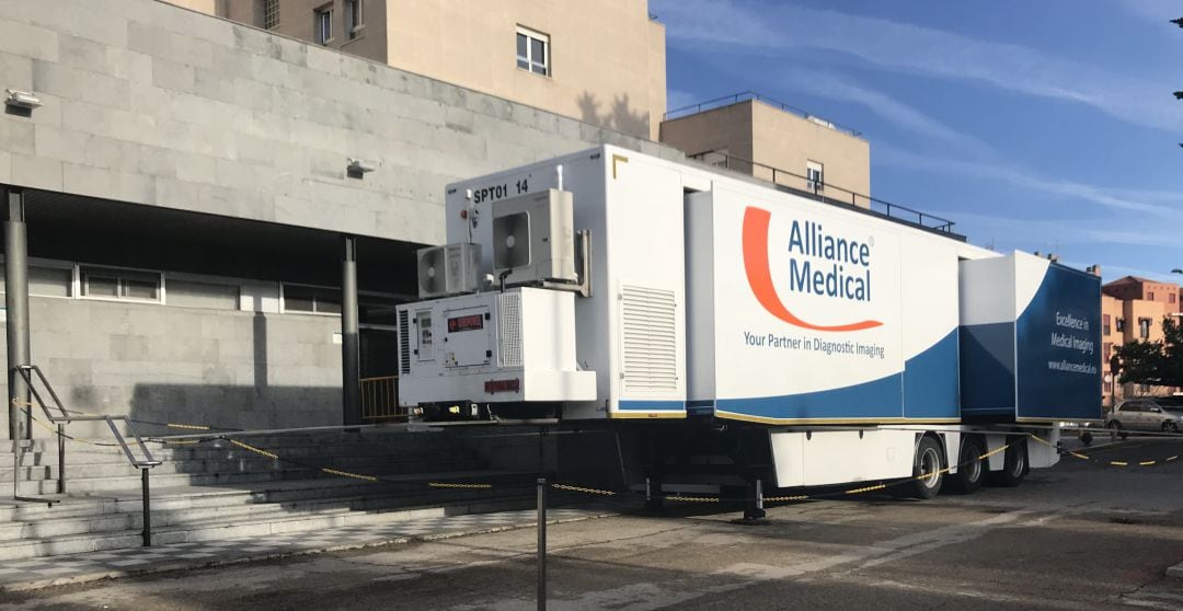 Unidad móvil PET TAC a las puertas del hospital Virgen de la Luz de Cuenca.