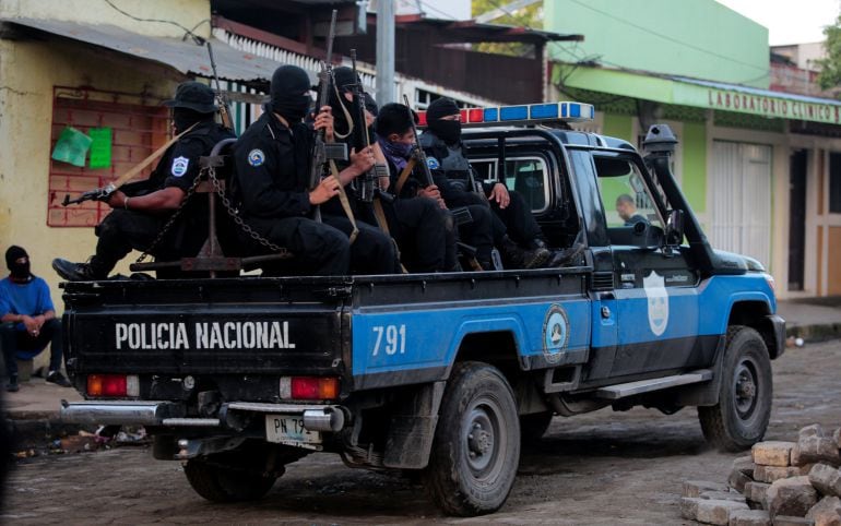 Miembros de las fuerzas de seguridad del Gobierno de Ortega controlando las protestas en Masaya.