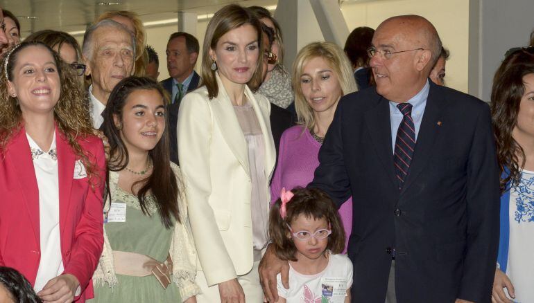 BARCELONA, SPAIN - APRIL 14:  Queen Letizia of Spain (C) attends the 2nd Congress of Rare Childhood Diseases at CosmoCaixa on April 14, 2015 in Barcelona, Spain.  (Photo by Robert Marquardt/Getty Images)