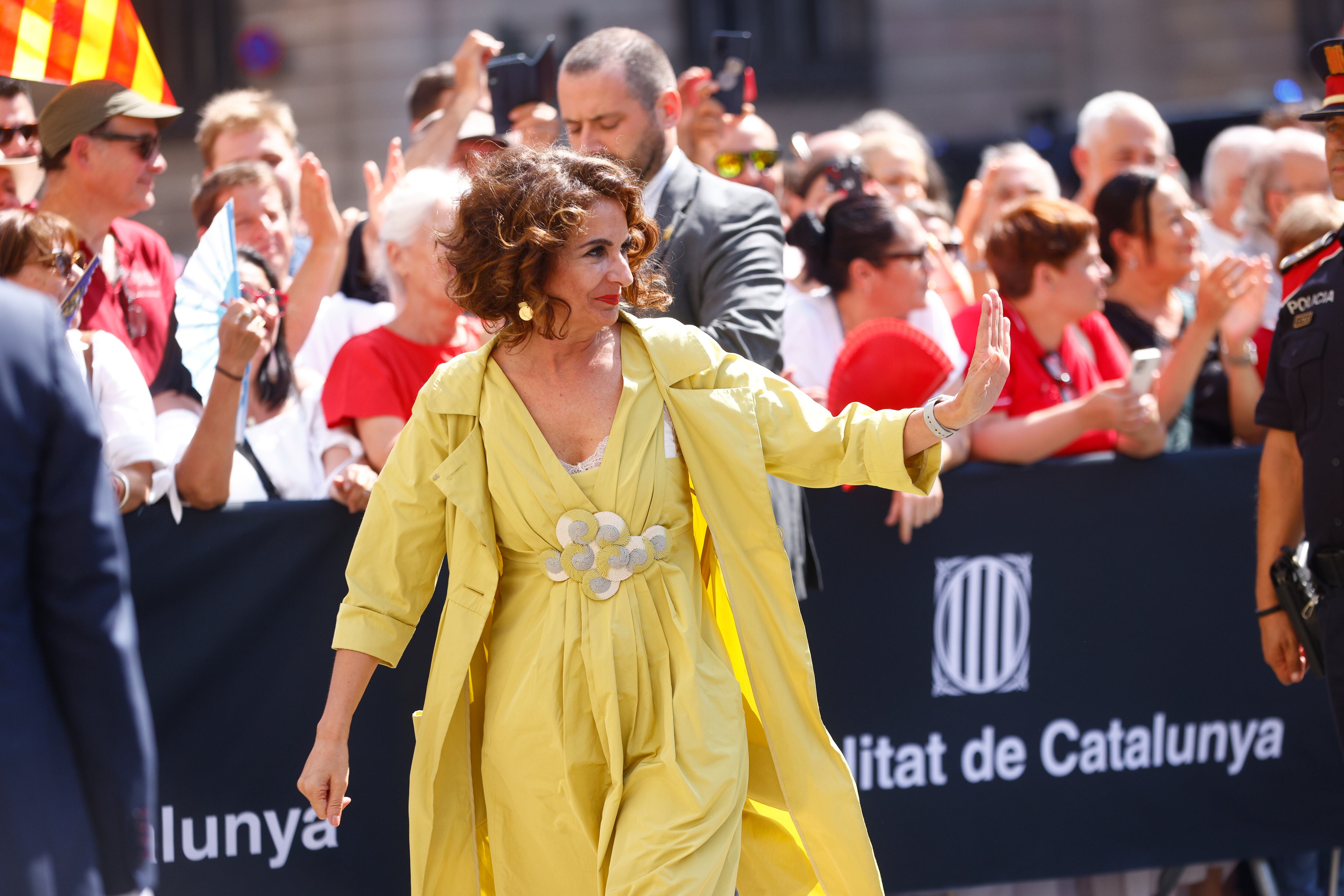 La vicepresidenta primera del Gobierno, ministra de Hacienda y vicesecretaria general del PSOE, María Jesús Montero, a su llegada a la toma de posesión del presidente electo de la Generalitat, Salvador Illa