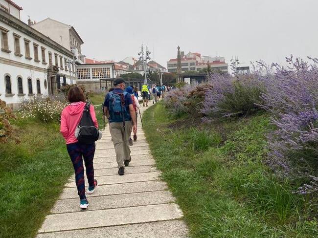 Los peregrinos ya andando en esta mañana de domingo