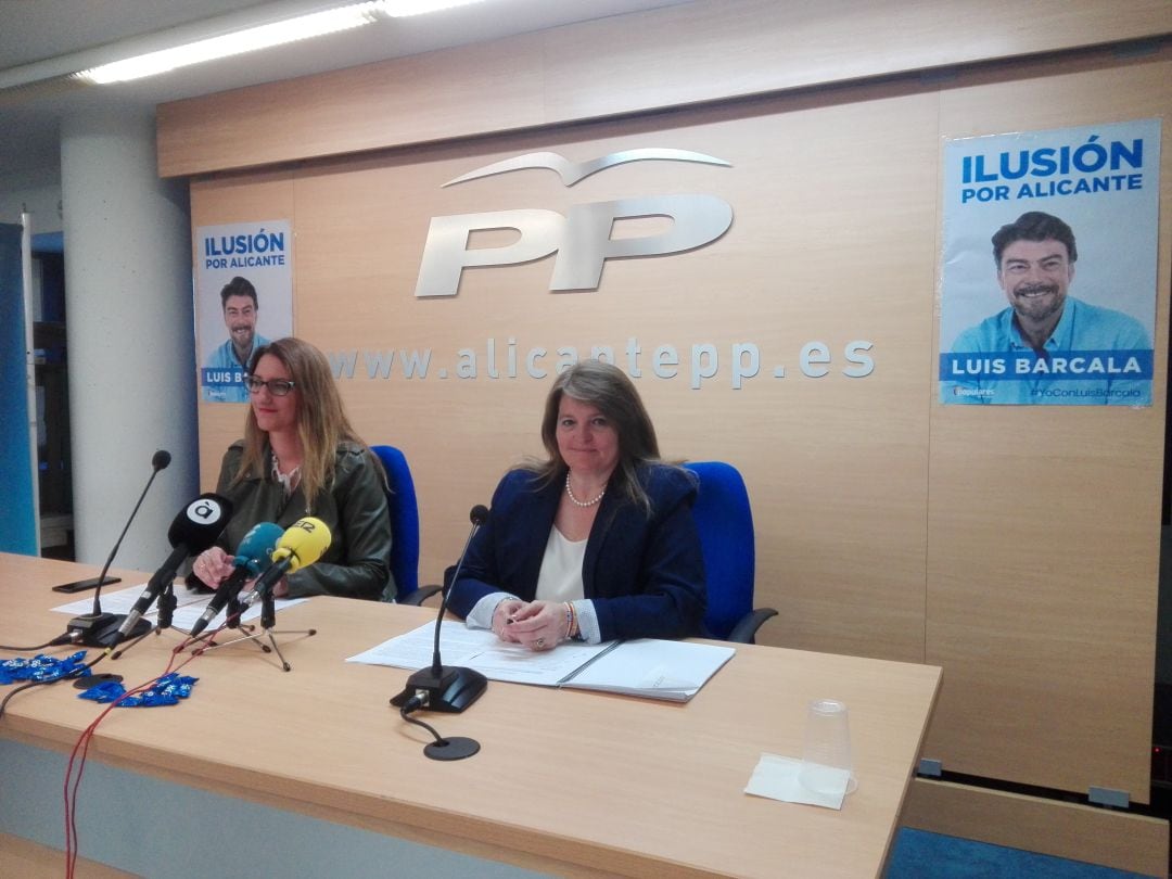 La edil Mari Carmen de España, en el número 4, y Julia Llopis, candidata en el 3 de la lista de los populares al Ayuntamiento de Alicante.