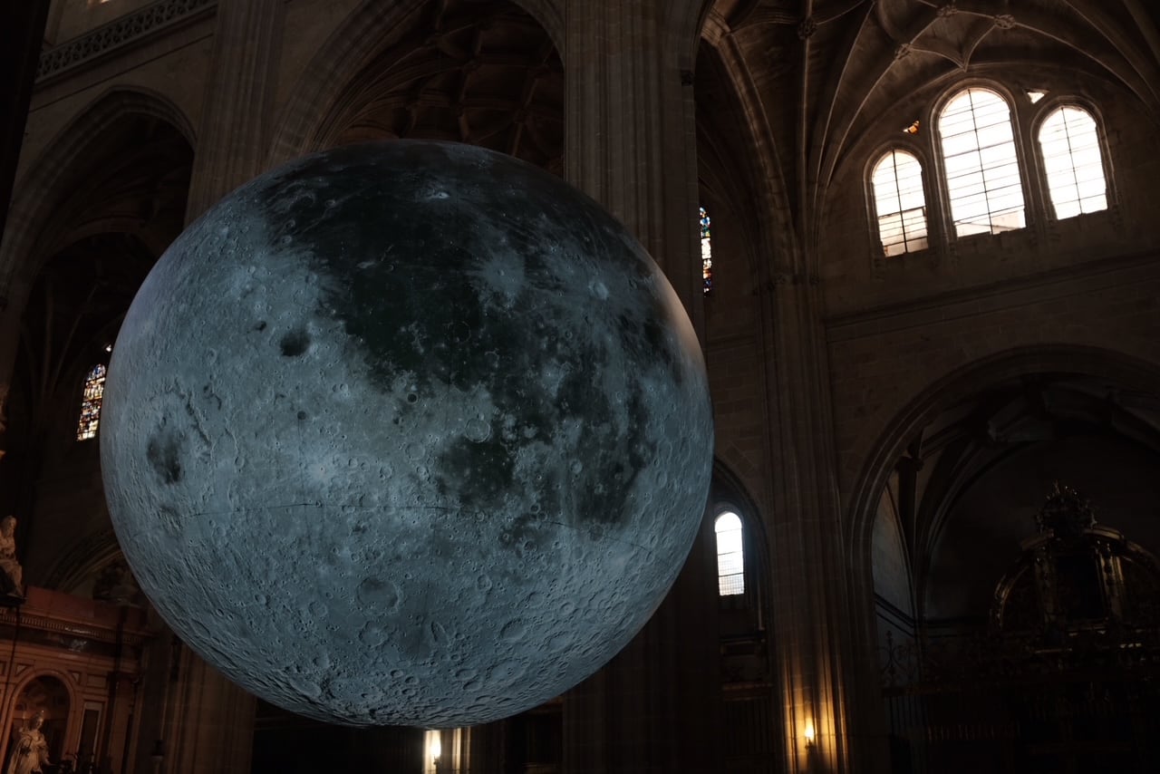 Museum of the moon en la Catedral de Segovia.