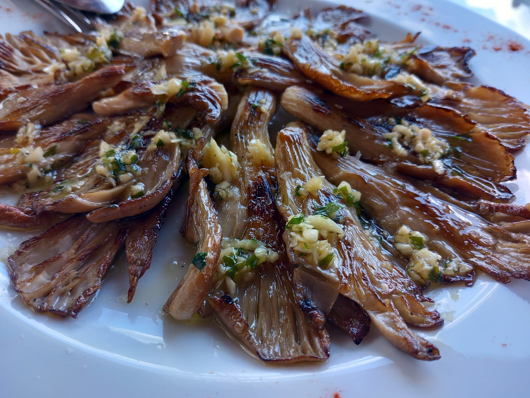Setas del bosque en salsa verde