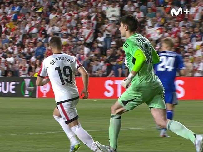 Penders pisa a Jorge de Frutos durante el Rayo - Estrasburgo de Conference (Movistar+)