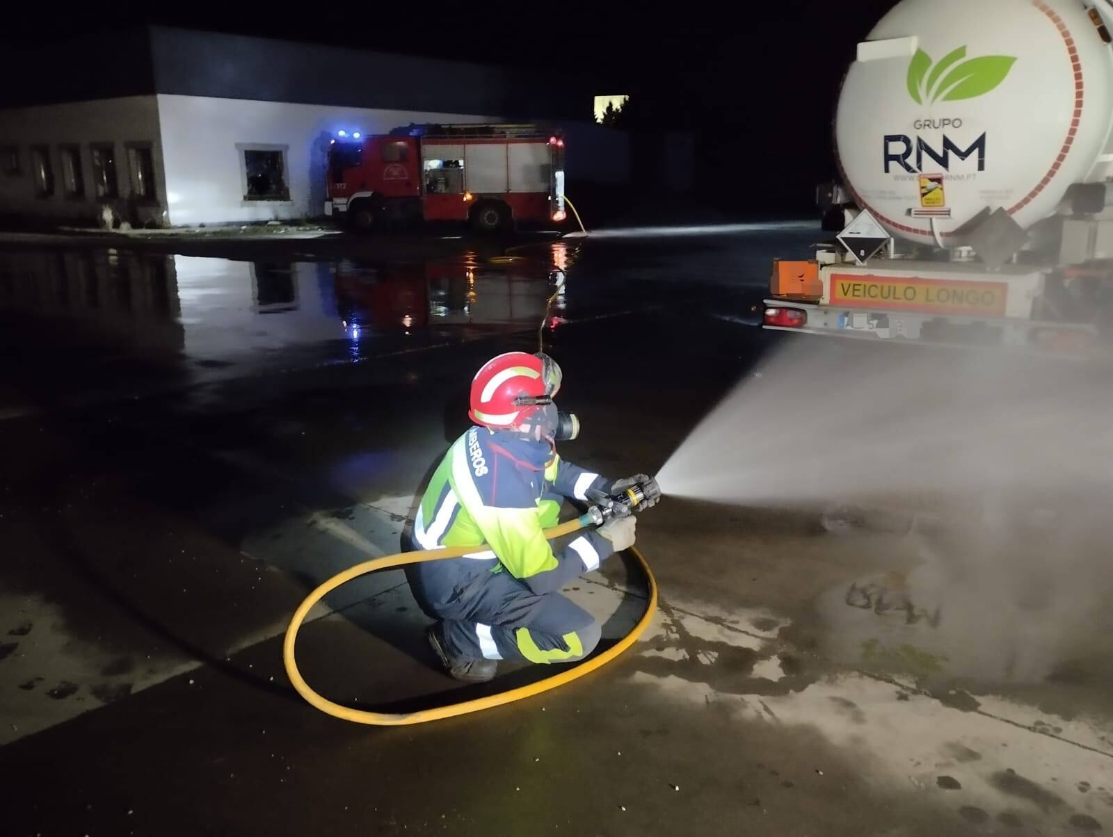 Un bombero durante las labores de limpieza del camión