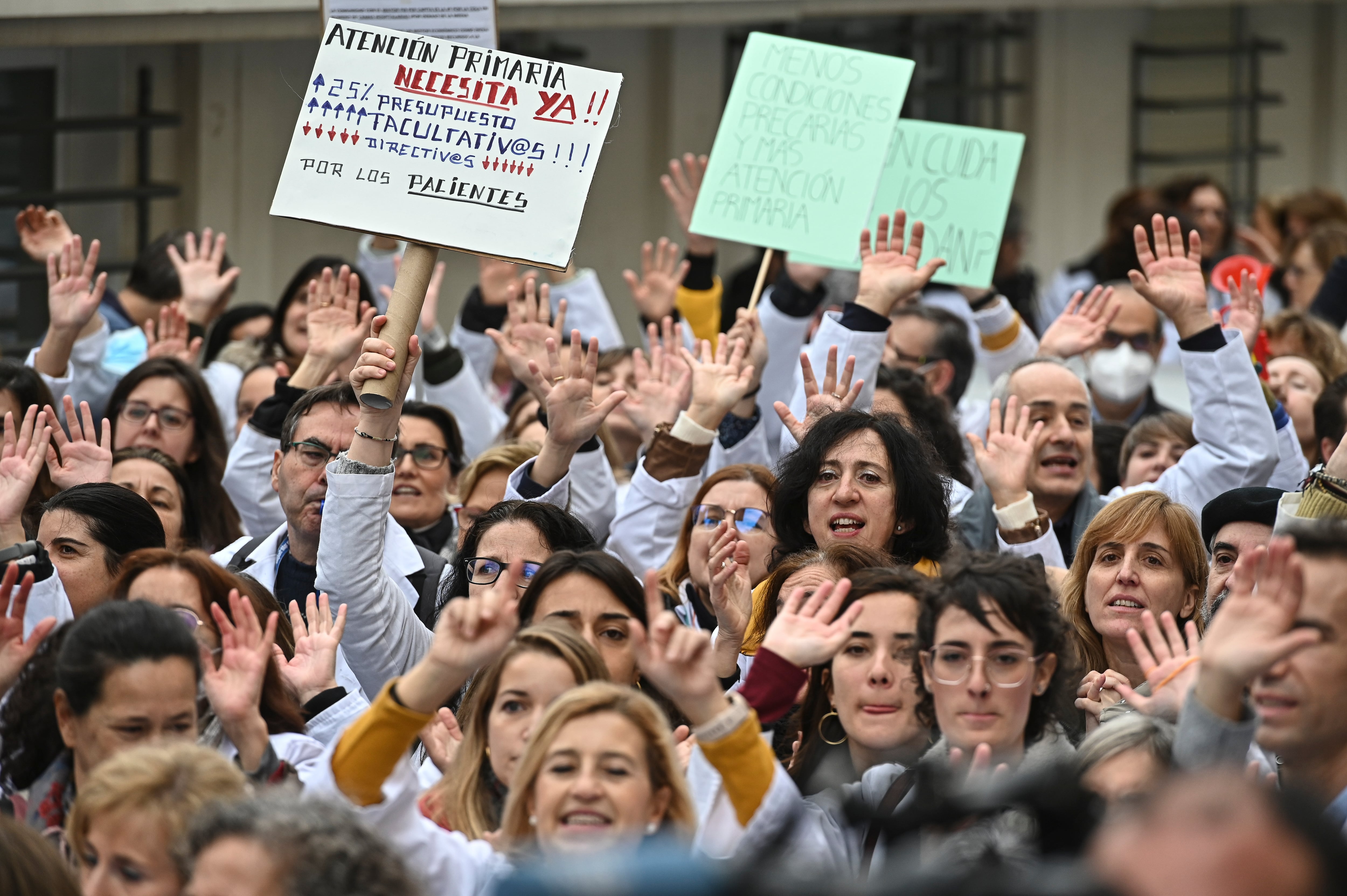 Participantes en la concentración convocada por el sindicato AMYTS, mayoritario entre los médicos madrileños, frente a la Gerencia de Atención Primaria, con la asistencia de médicos, como acto de inicio de la huelga que secundan desde este lunes.