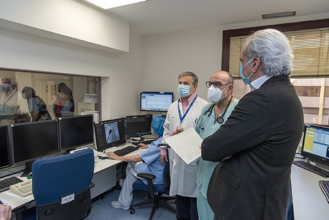 El consejero de Sanidad, Enrique Ruiz Escudero, (d) ha visitado este miércoles el nuevo equipamiento mixto, que ha supuesto una inversión de 671.550 euros. Junto a él (i), Agustín Pastor, jefe de Sección de Cardiología y (c) Joaquín Jesús Alonso Martín, j