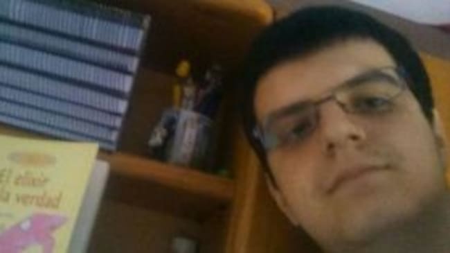 Alberto Rama muestra uno de las novelas de la saga que ha publicado en una imagen tomada por él mismo