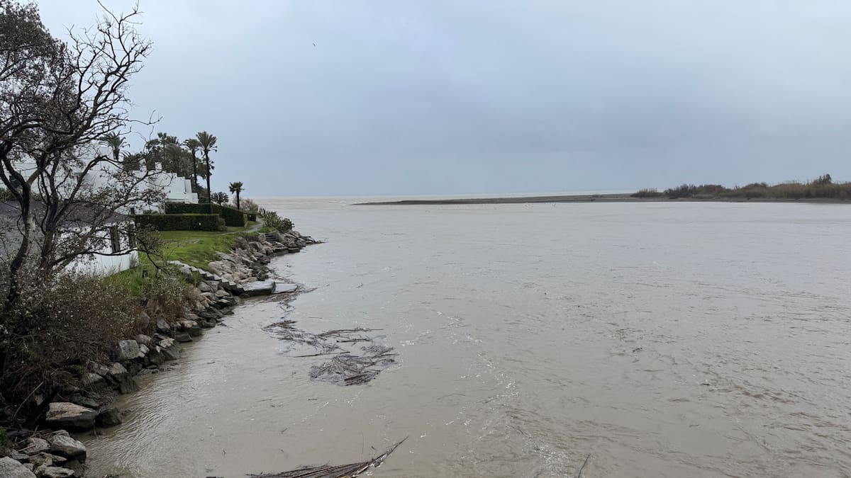Nivel rojo en el río Guadiaro por la subida del caudal