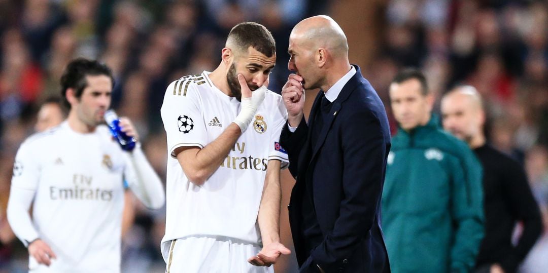 Benzema y Zidane charlan durante la eliminatoria ante el Manchester City