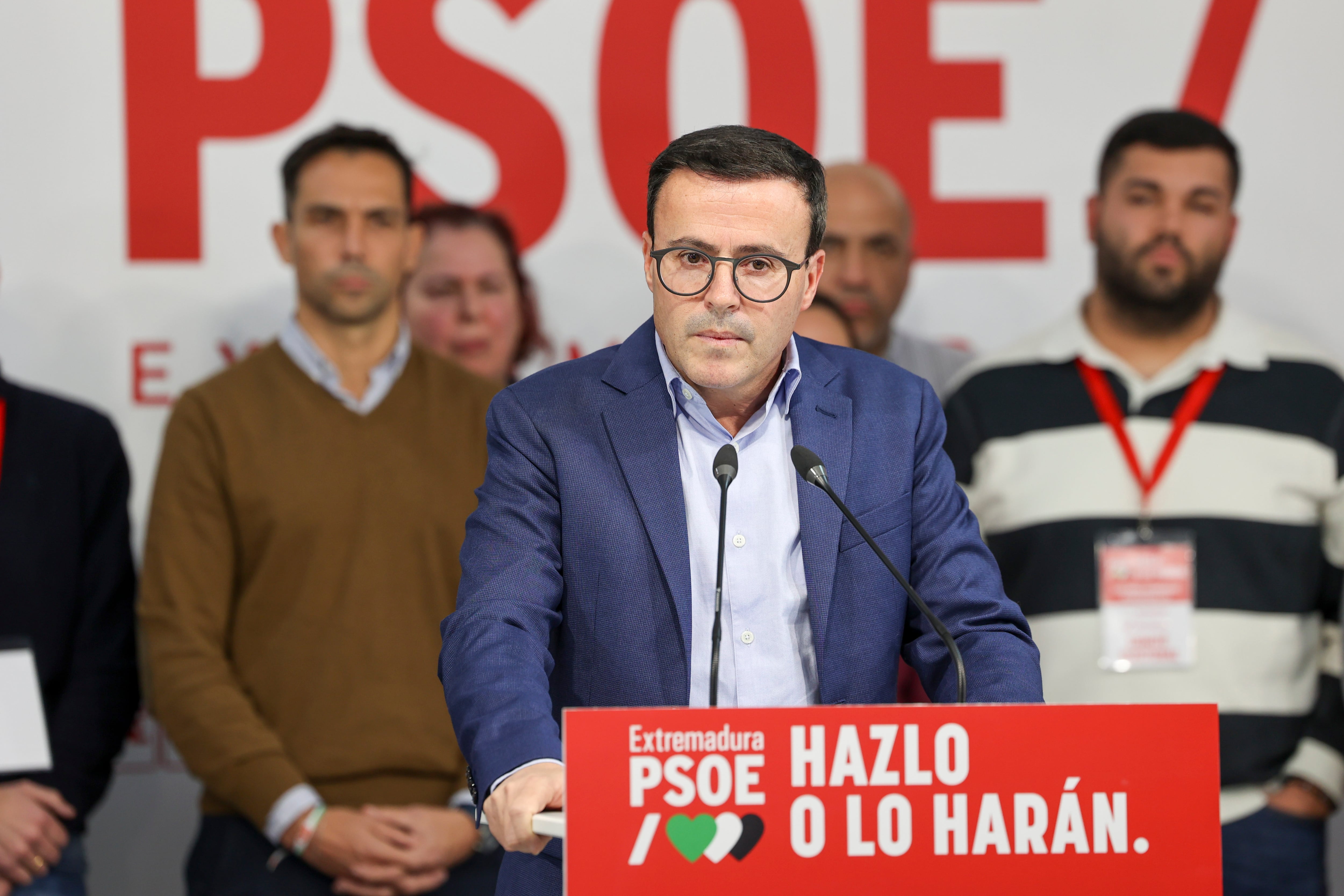 MÉRIDA, 21/12/2025.- El candidato socialista a la presidencia de la Junta de Extremadura Miguel Ángel Gallardo durante su comparecencia tras conocer los resultados electorales extremeños