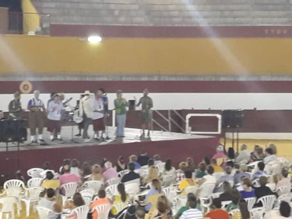 Más de 500 personas reciben al Carnaval de Cádiz