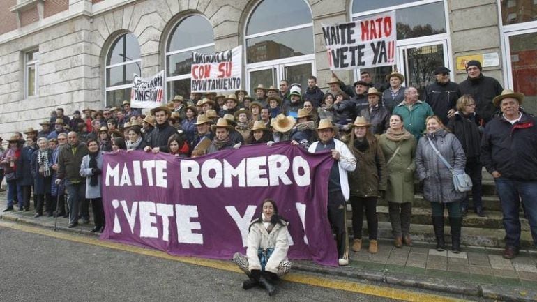 Vecinos de Lantadila (Palencia) en una de las movilizaciones que llevaron a cabo para pedir la marcha de la secretaria municipal 