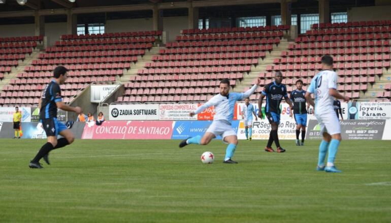 Primo ejecuta el disparo que supuso el segundo tanto del Compostela ante el Villalonga