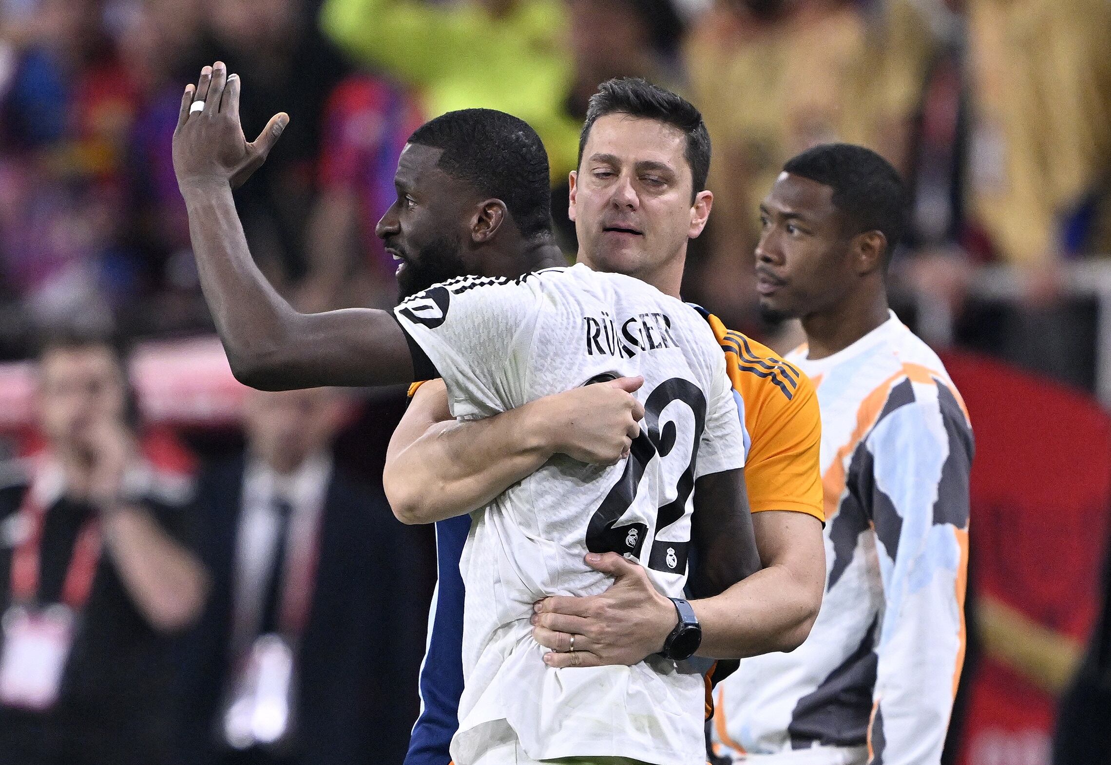 Antonio Rüdiger carga contra De Burgos Bengoetxea en la final de la Copa del Rey