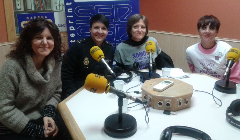 Mujeres de diferentes ámbitos laborales han participado en la tertulia de &#039;Hoy por Hoy, Madrid sur&#039; hablando de derecho femeninos.