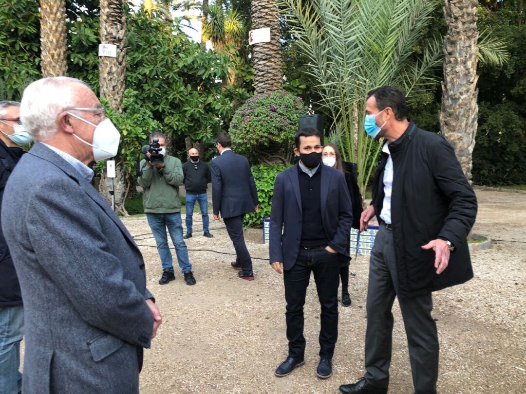 El conseller de Cultura Vicent Marzà con el alcalde Carlos González y en primer plano el presidente del Misteri Francisco Borja