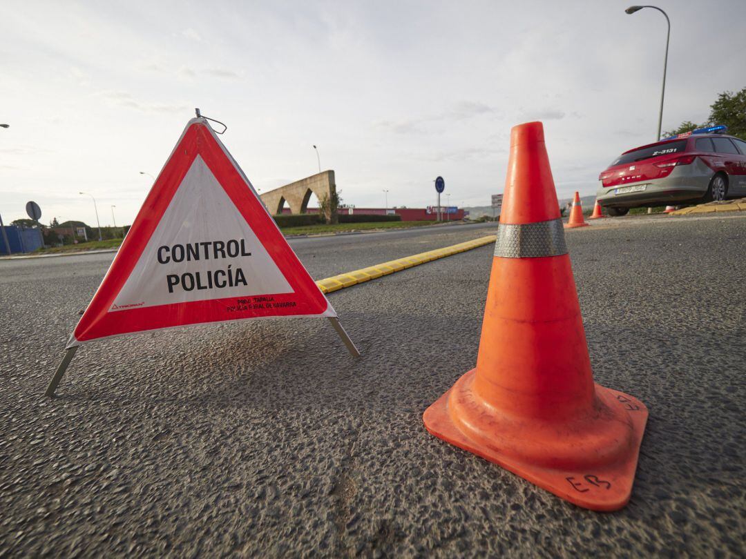 Carretera de entrada a la localidad de Peralta controlada por la policía foral, en Navarra