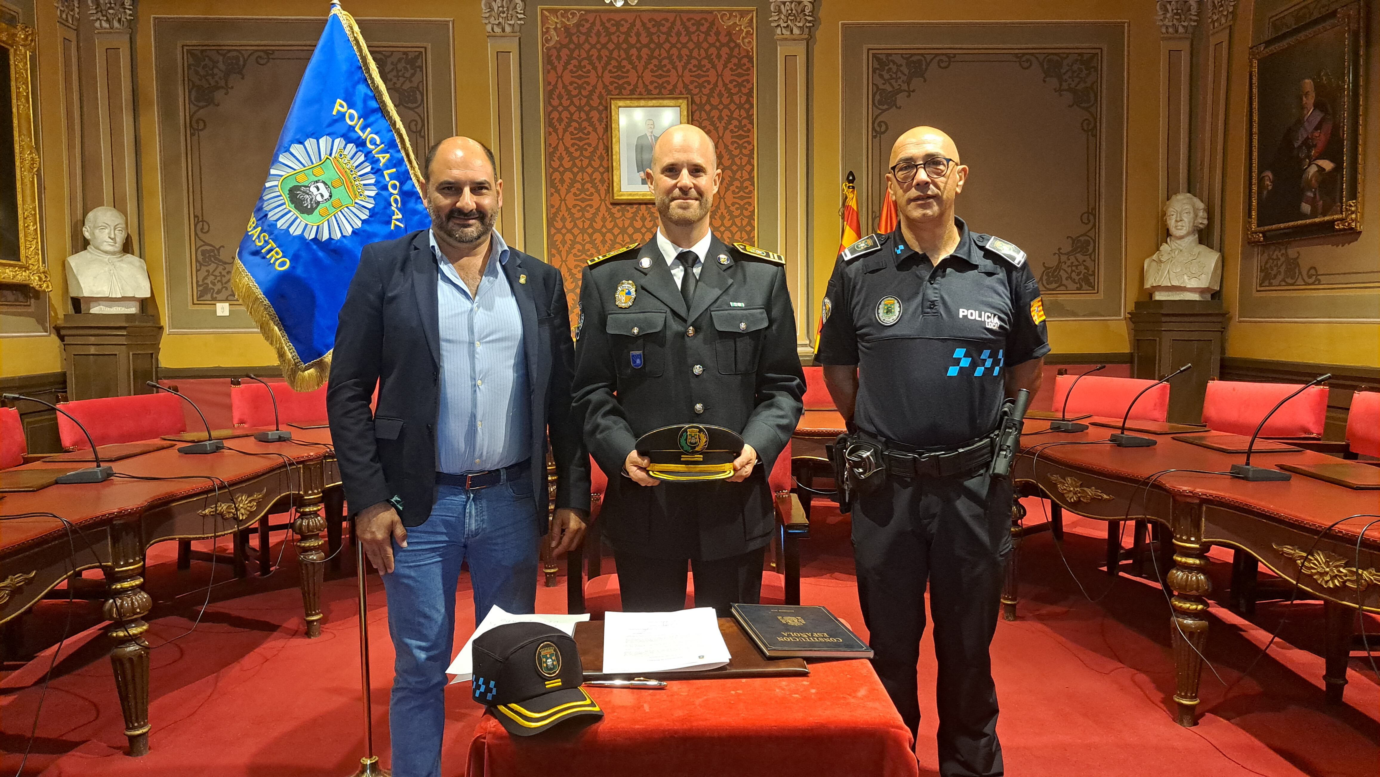 El alcalde, Fernando Torres, junto al nuevo Subinspector, Daniel Beguería, y su predecesor, Joaquín Giral / AYUNTAMIENTO DE BARBASTRO.