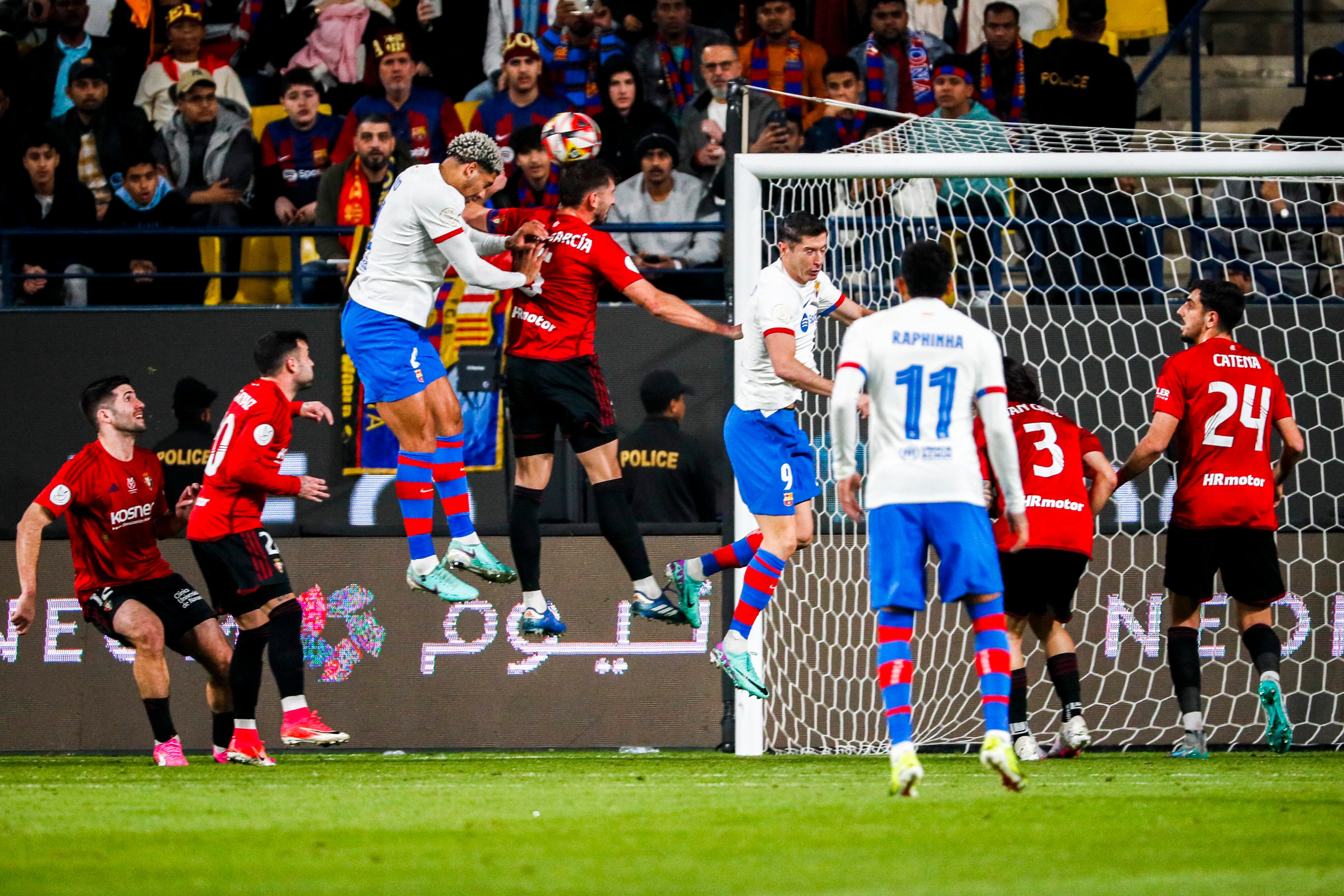 RIAD, 11/01/2024.- El defensa David García (c) del Osasuna disputa un balón ante el defensa uruguayo Ronald Araújo (3i) del Barcelona, durante el partido de semifinal de la Supercopa entre el Osasuna y el Barcelona, este jueves en el estadio Al Awal Park en Riad.-EFE/ Juan Carlos Cárdenas
