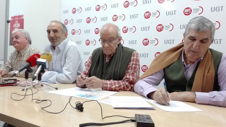 Representantes de las federaciones de pensionistas de UGT  y CCOO de Zamora