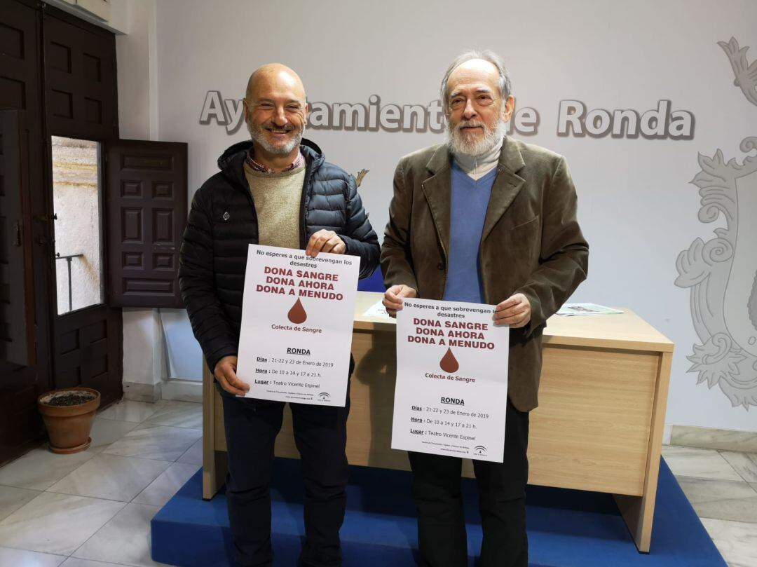 Rafael López, responsable municipal de Salud, y Antonio Lasanta, presidente de Cruz Roja en Ronda