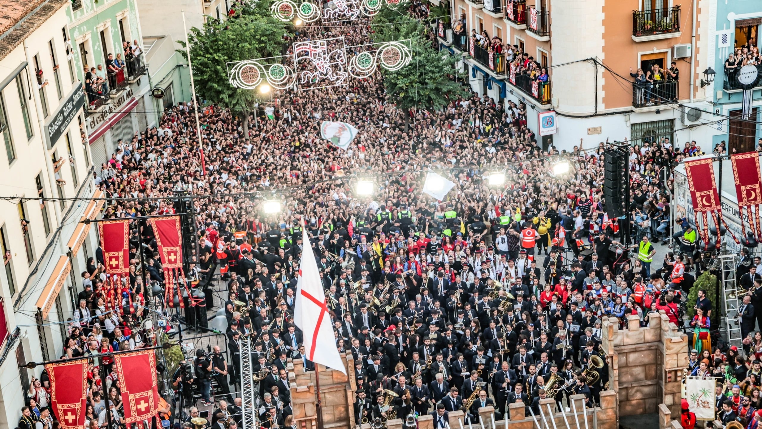 La plaza de la Constitución de Elda, abarrotada en el momento de corear el pasodoble Idella