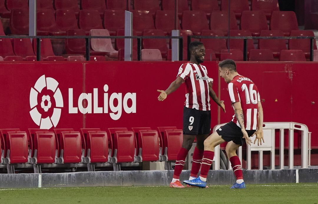 Iñaki Williams y Oihan Sancet celebran el gol de la victoria ante el Sevilla
