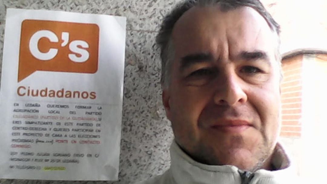 Pedro Julián Soriano junto a uno de sus carteles. 