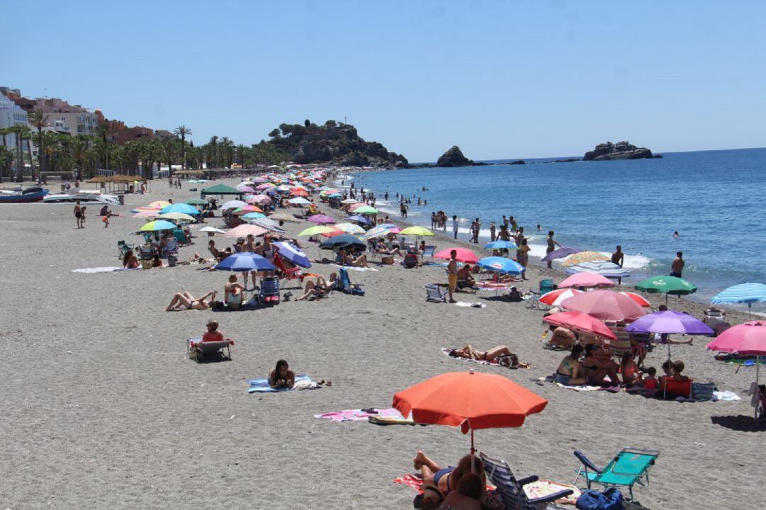 Ambiente en las playas de Almuñécar