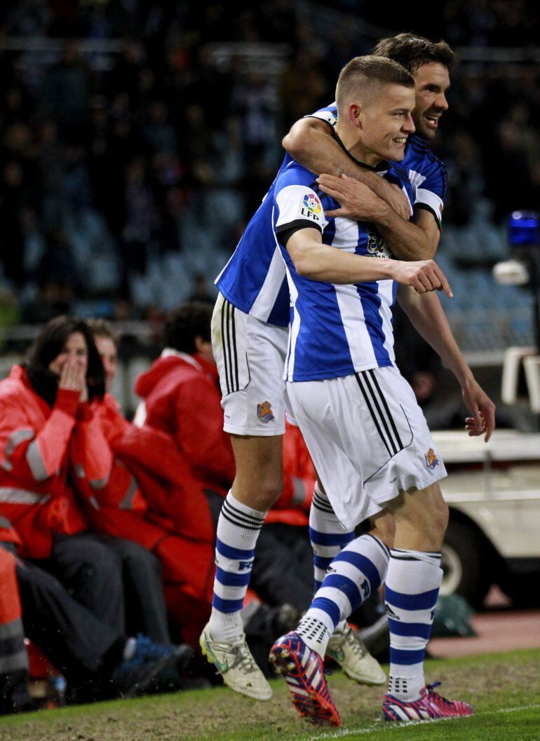 GRA269. SAN SEBASTIÁN, 22/03/2015.- El delantero islandés de la Real Sociedad Alfred Finnbogason (delante) celebra con su compañero Xabi Prieto el 3-1 que acaba de marcar ante el Córdoba, durante el partido de la jornada 28 de la Liga de Primera División jugado hoy en el estadio de Anoeta de San Sebastián. EFE/Juan Herrero