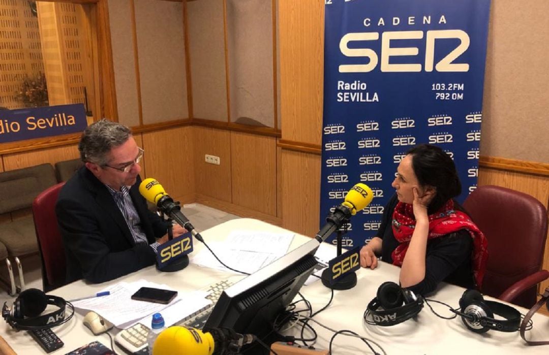 La doctora Ángela Pancorbo, junto a Salomón Hachuel en el estudio de Radio Sevilla