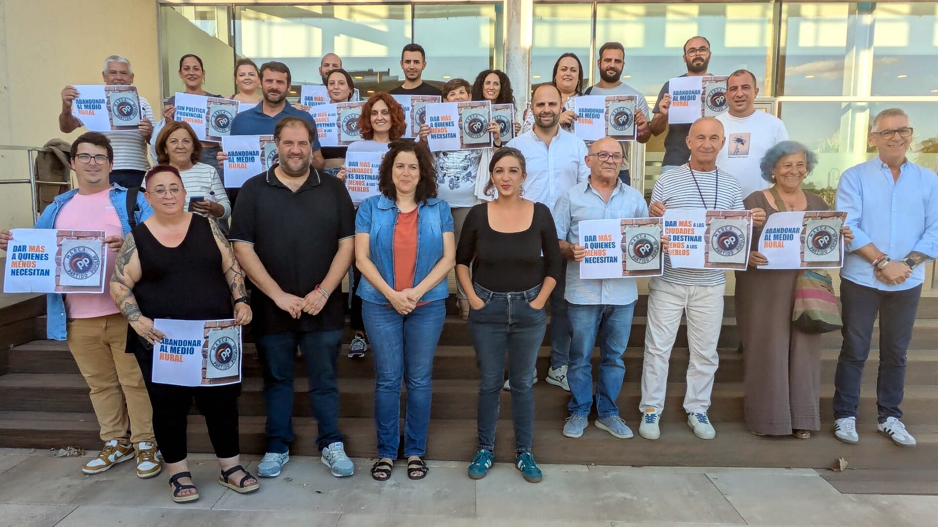 Alcaldes y concejales de IU a las puertas de la Diputación de Málaga