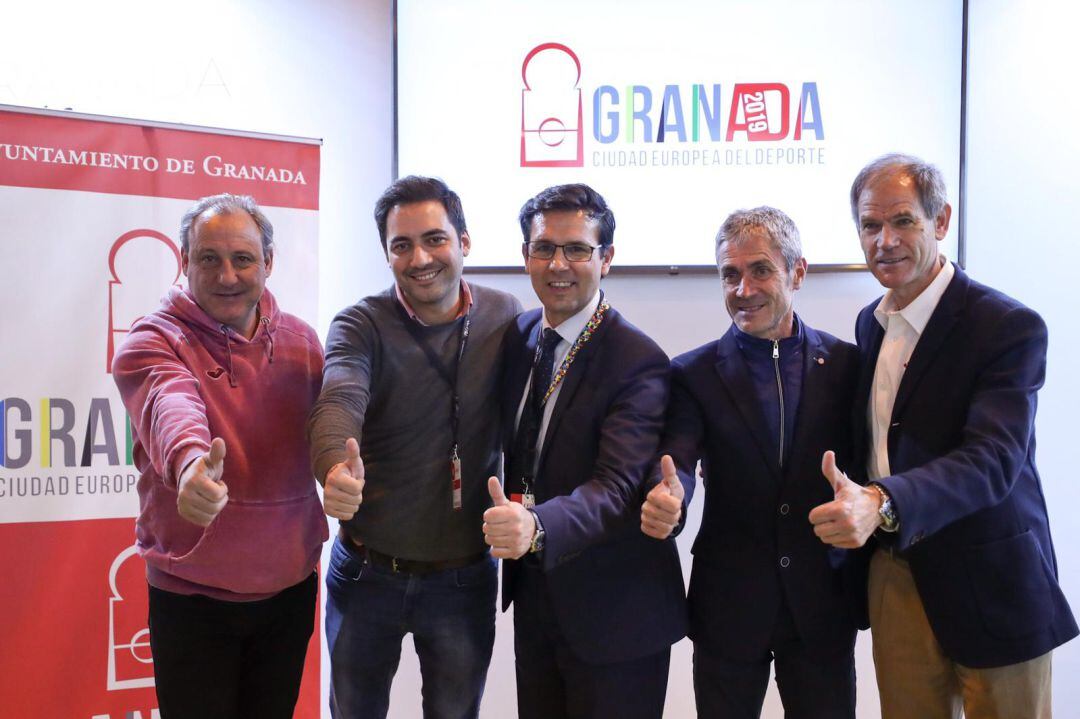 El alcalde de Granada y el concejal de Deportes (a su derecha) presentan en Fitur las citas deportivas de la capital en este 2019 junto a Fermín Cacho, Martín Fiz y Abel Antón
