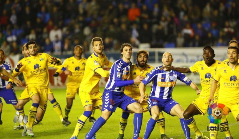 Los jugadores de Alavés y Alcorcón pugnan por un balón durante el partido de ida disputado en Mendizorroza.
