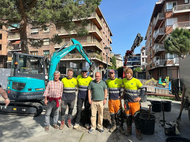 El delegado de Obras, Mantenimiento e Infraestructuras, Gorka Álvarez junto a trabajadores de la campaña de arbolado.