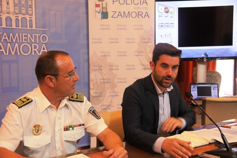 El Concejal de Seguridad Ciudadana, Antidio Fagúndez, y el Jefe de la Policía Municipal de Zamora, Tomás Antón, presentan la Memoria Anual 2017 de la Policia Municipal.