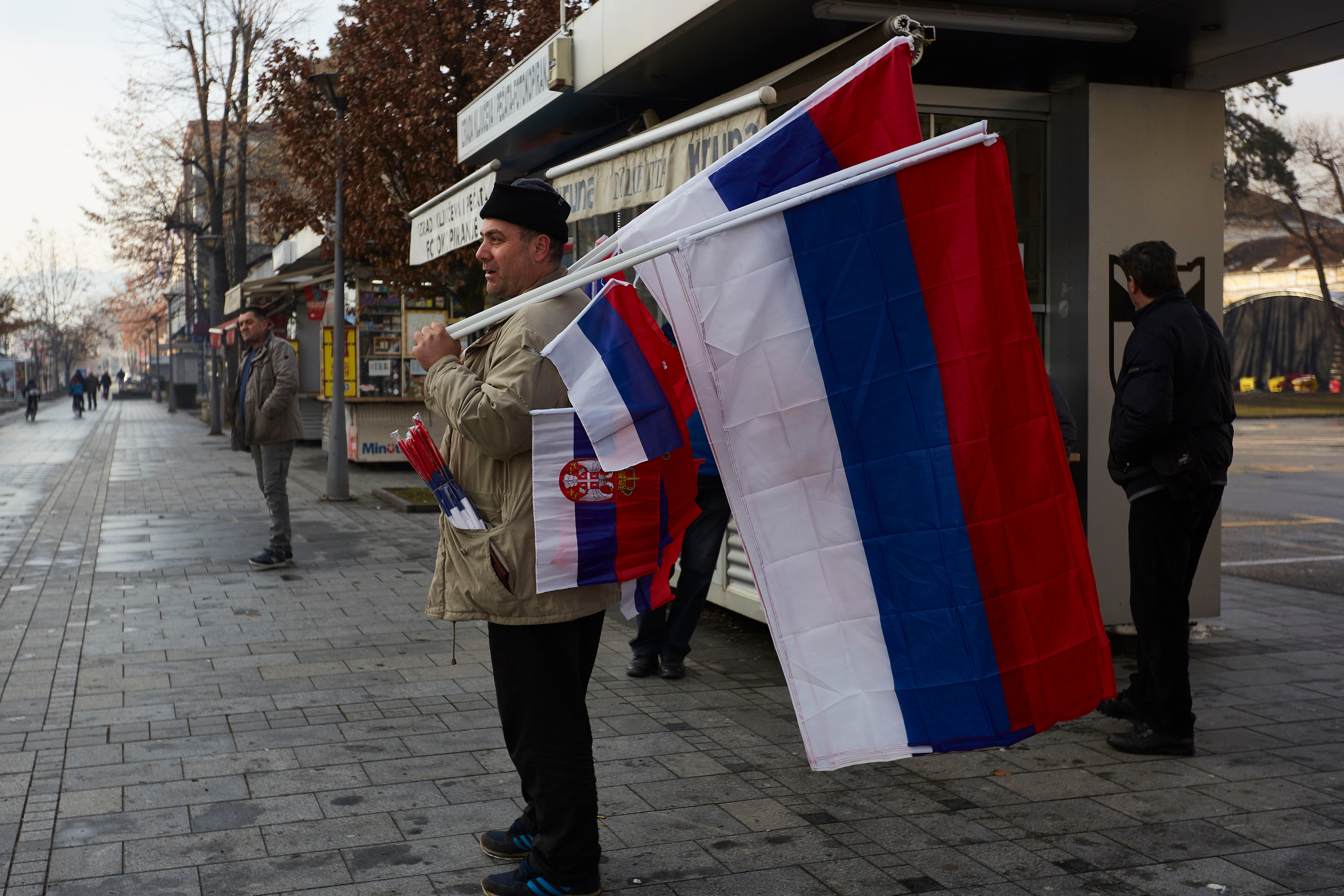 Un hombre con banderas serbias antes de la celebración del Día Nacional de la República Serbia de Bosnia en Banja Luka